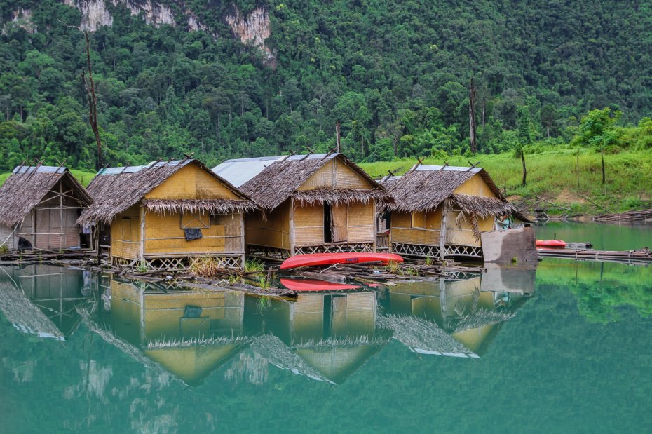 湖泊中的小屋