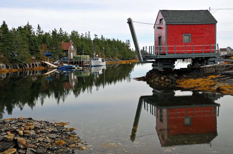 湖泊码头红房子