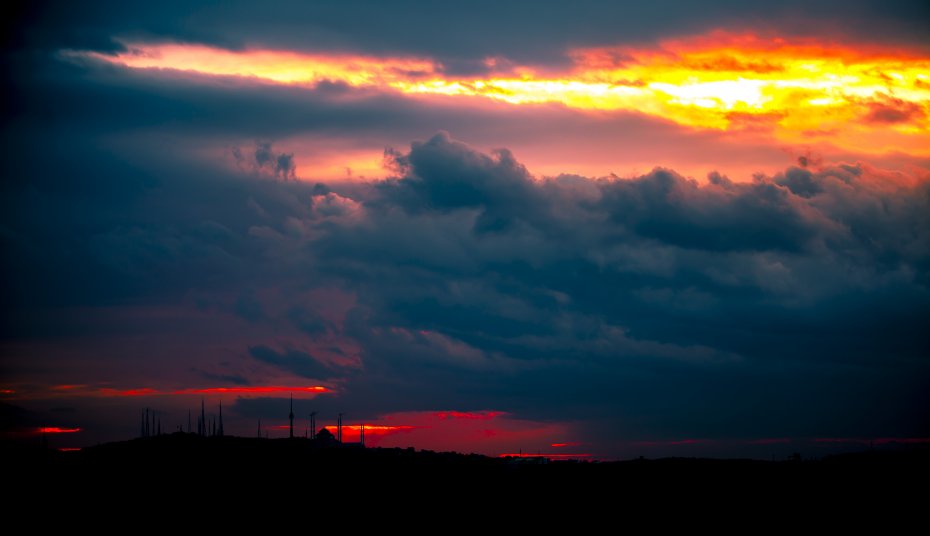 黄昏天边翻腾着的乌云摄影高清图片