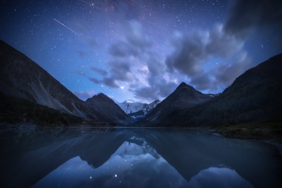 高山湖泊星空夜景