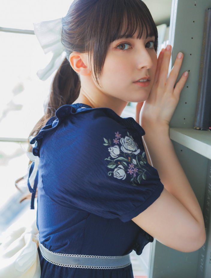 图书馆里穿藏蓝绣花裙的少女写真