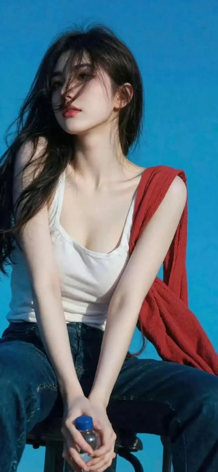 蓝天背景下的休闲风少女