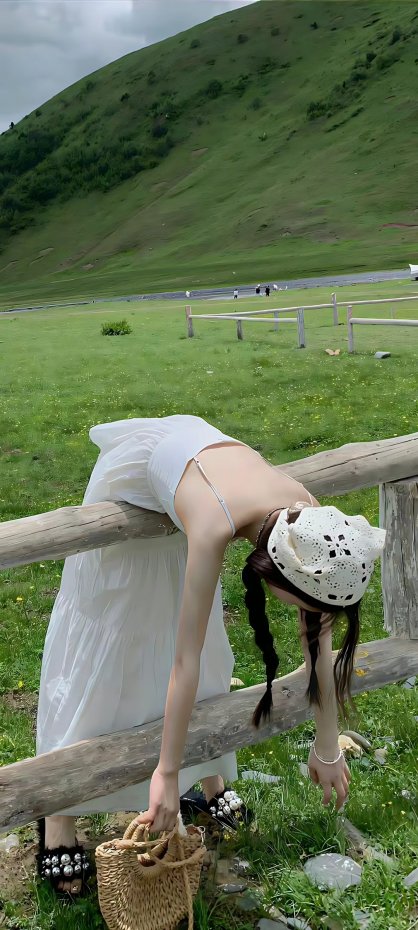 草原木栏旁穿白色吊带裙的少女写真