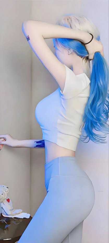 蓝白渐变发色女孩扎发摄影图