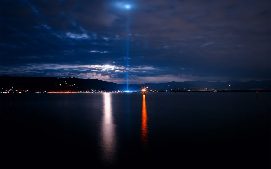 月夜湖面光束电脑壁纸