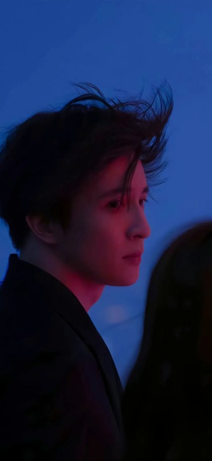 侧颜光影氛围感帅哥手机壁纸