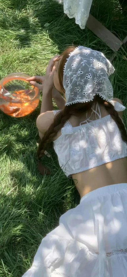 草坪上与金鱼缸互动的白色系穿搭少女写真