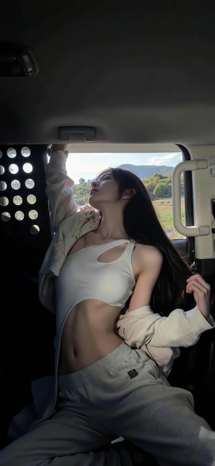 车内光影下的少女时尚风手机壁纸