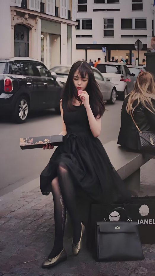 都市街头黑裙女子时尚风手机壁纸