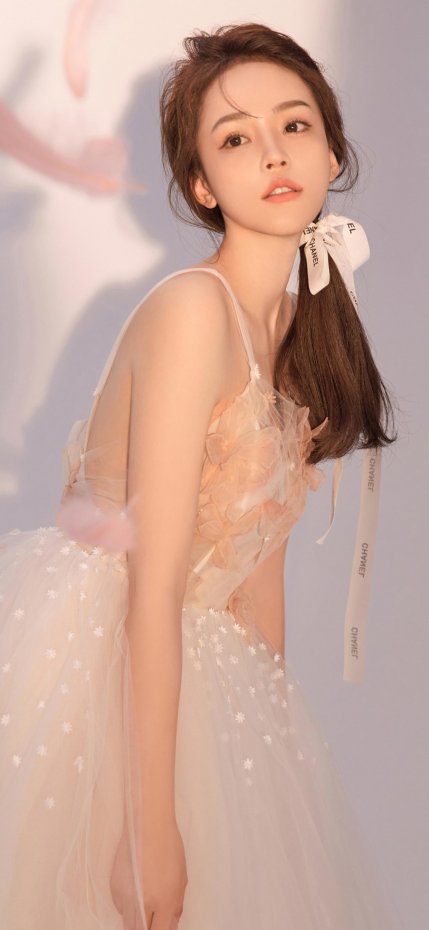 吊带裙少女甜美风手机壁纸
