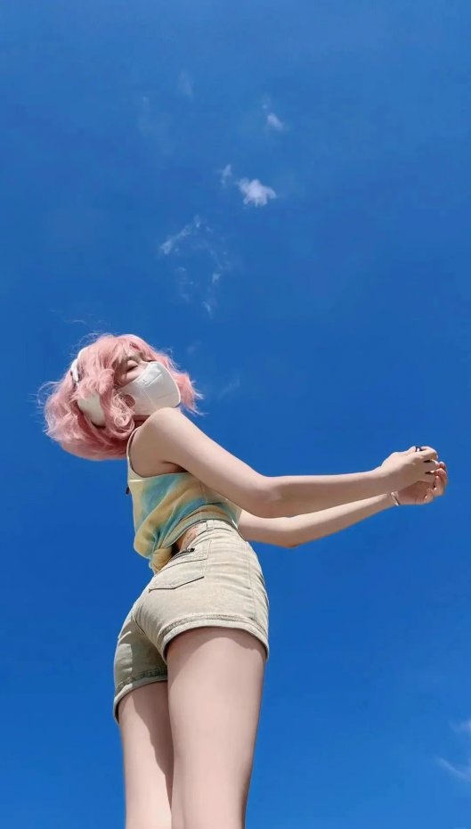 粉发少女蓝天背景清新风手机壁纸