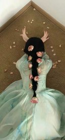 戴花辫女孩躺卧艺术摄影图