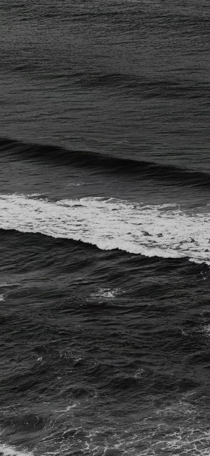 黑白海浪意境风手机壁纸