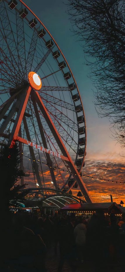 黄昏下的摩天轮与人群摄影壁纸