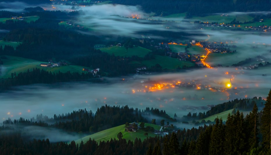 5K 高清山间雾景小镇夜景壁纸