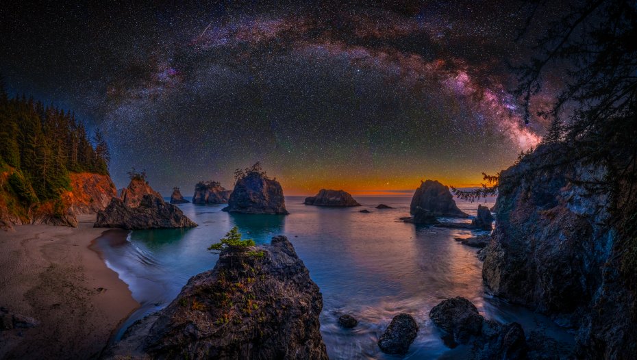 震撼壮丽星空下的海岸岩石自然风景摄影图