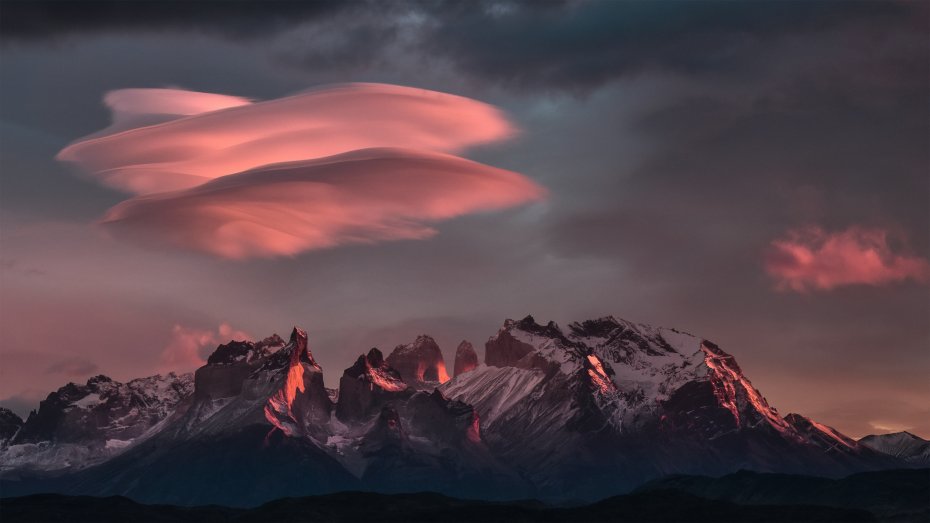 壮丽山脉上空粉色荚状云风景摄影图