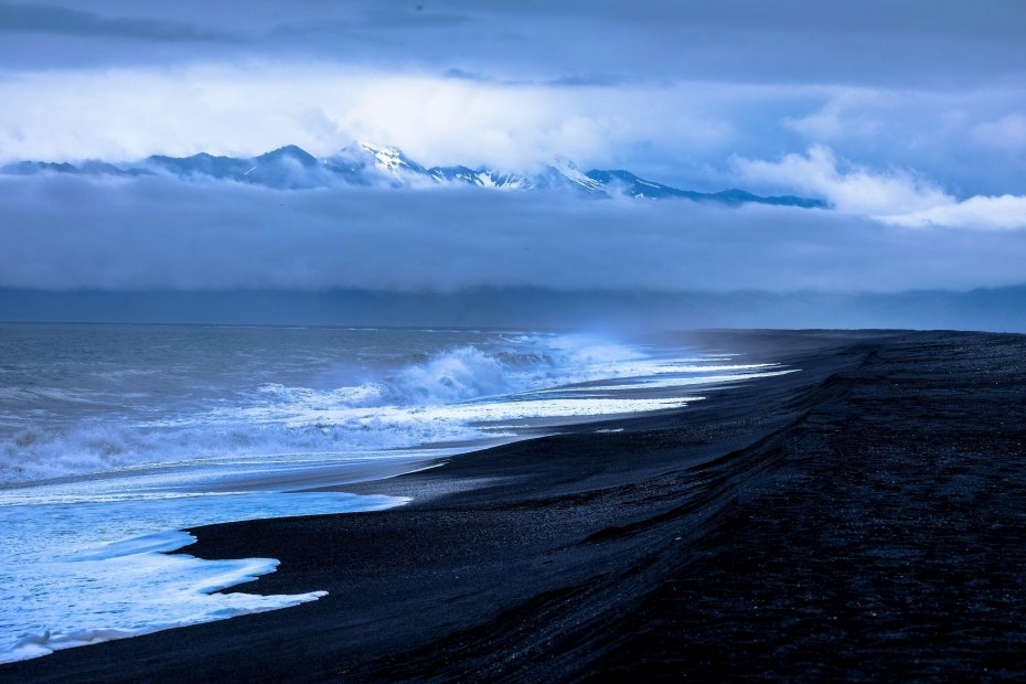 皑皑沙滩雪山海浪雾云风景黑拍打缭绕电脑壁纸