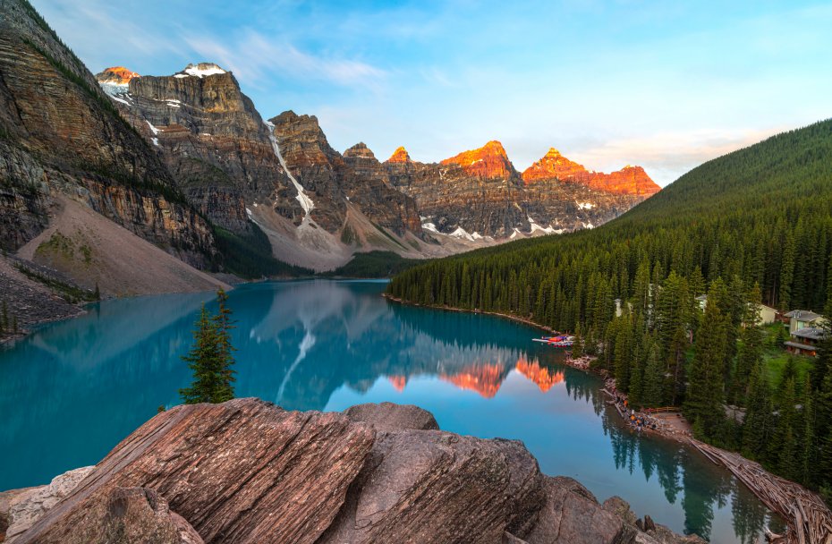 碧波的翠绿森林壮美风景朝霞山湖倒影橙色山峰环绕高山风电脑壁纸
