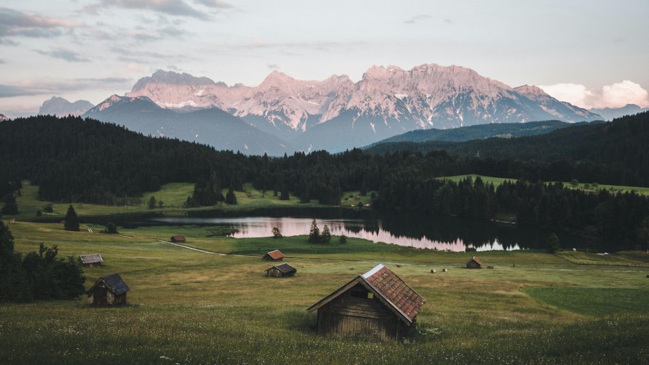 阿尔卑斯山绿野木屋清澈湖水倒影山川电脑壁纸