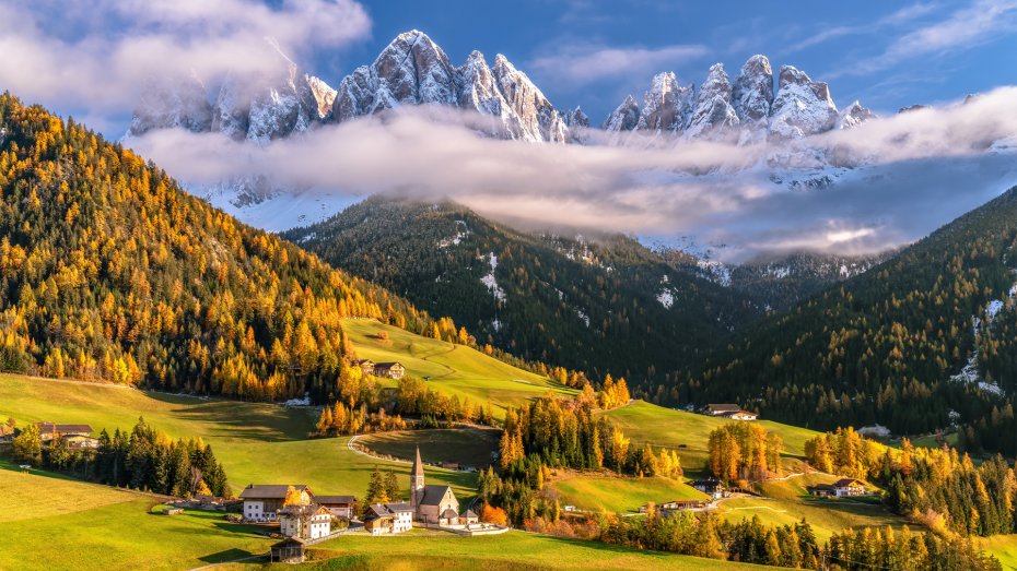 阿尔卑斯山脉秋日风光雪峰云海晨雾村庄茂密林海绿色田野电脑壁纸