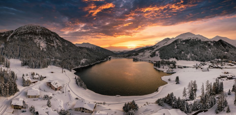 阿尔卑斯冰峰碧波冬日傍晚航拍全景电脑壁纸