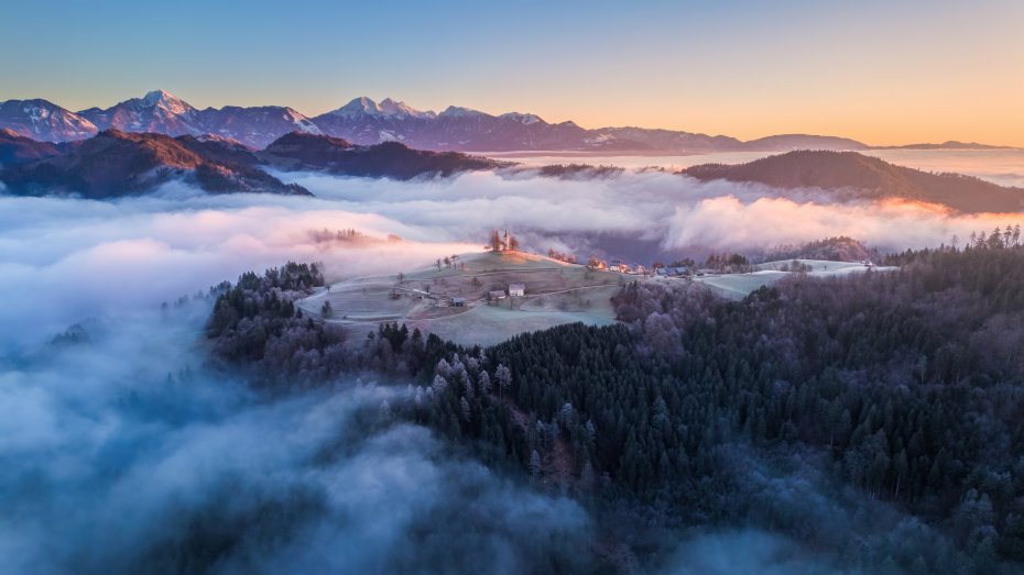 阿尔卑斯山晨迷雾中教堂村落破晓风光景色电脑壁纸