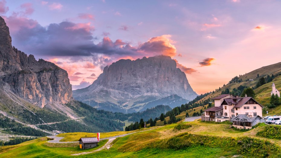 阿尔卑斯山脉夕阳西下村庄绿色山坡岩石山峰自然景观壮美电脑壁纸