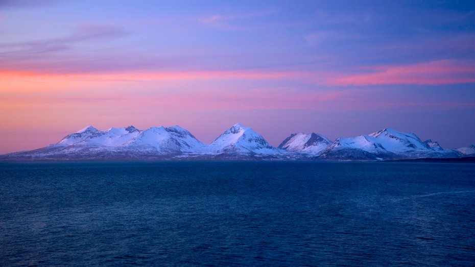 皑皑雪峰与落日挪威胜景大海壁纸