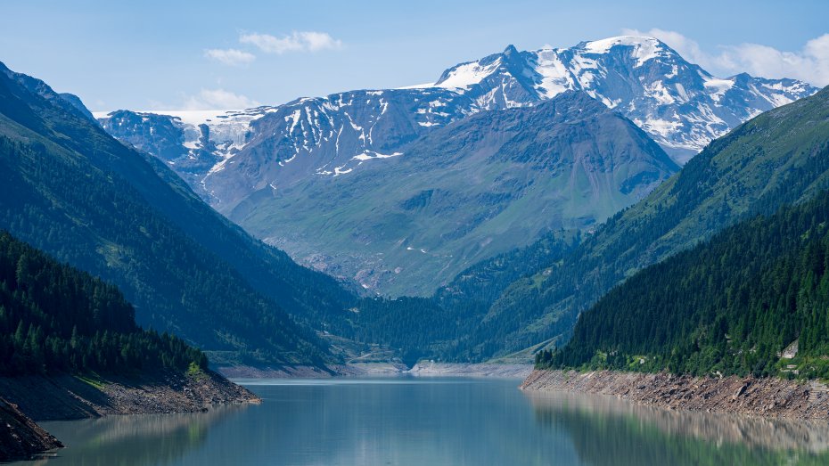 阿尔卑斯皑皑雪峰清澈湖光原始丛林景观电脑壁纸