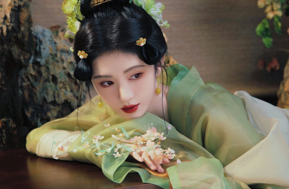 鞠婧祎绿色古装花饰发髻古典里的人物电脑壁纸